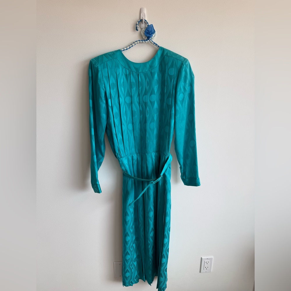 Vintage silk dress
Size 4